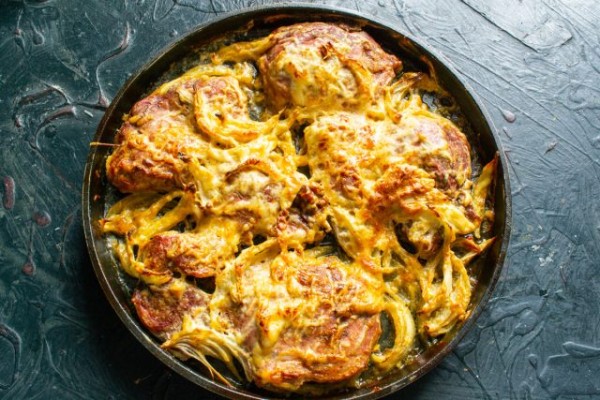 Мясо по-французски со сметаной и сыром Мясо по-французски со сметаной и сыром